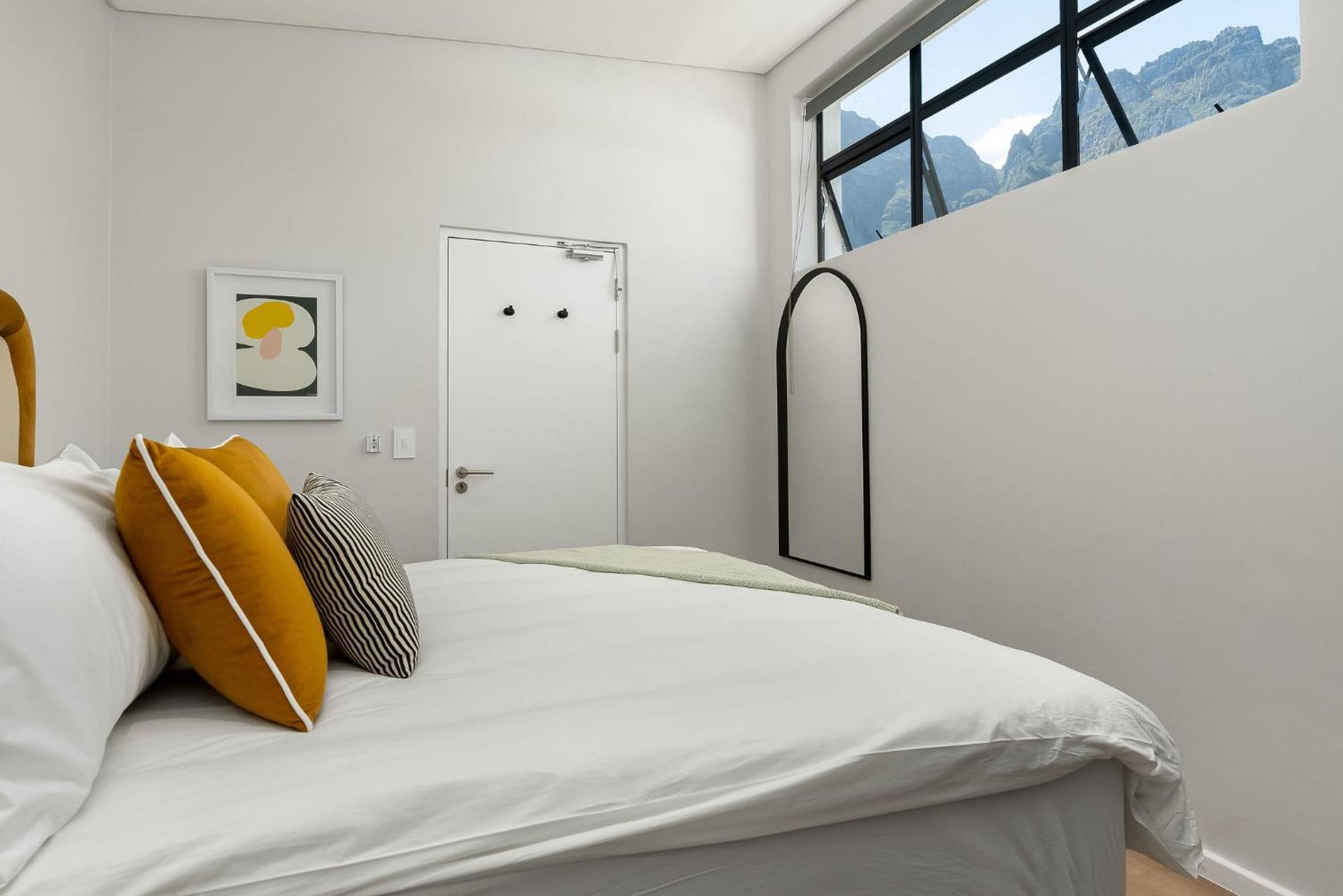 Neighbourgood 1St Crescent Camps Bay Hotel Cape Town Room photo
