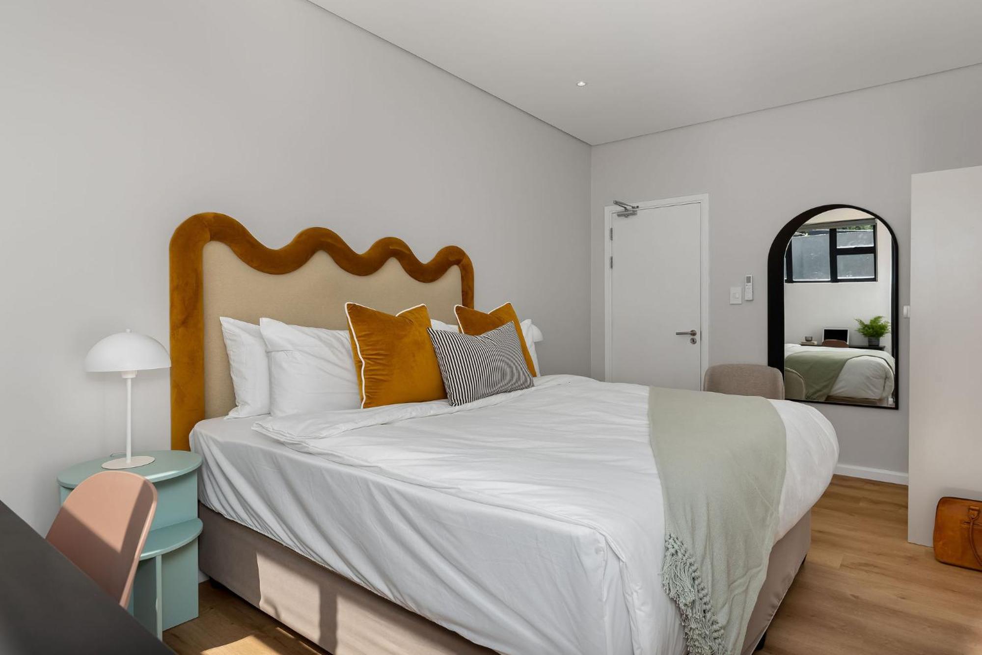Neighbourgood 1St Crescent Camps Bay Hotel Cape Town Room photo