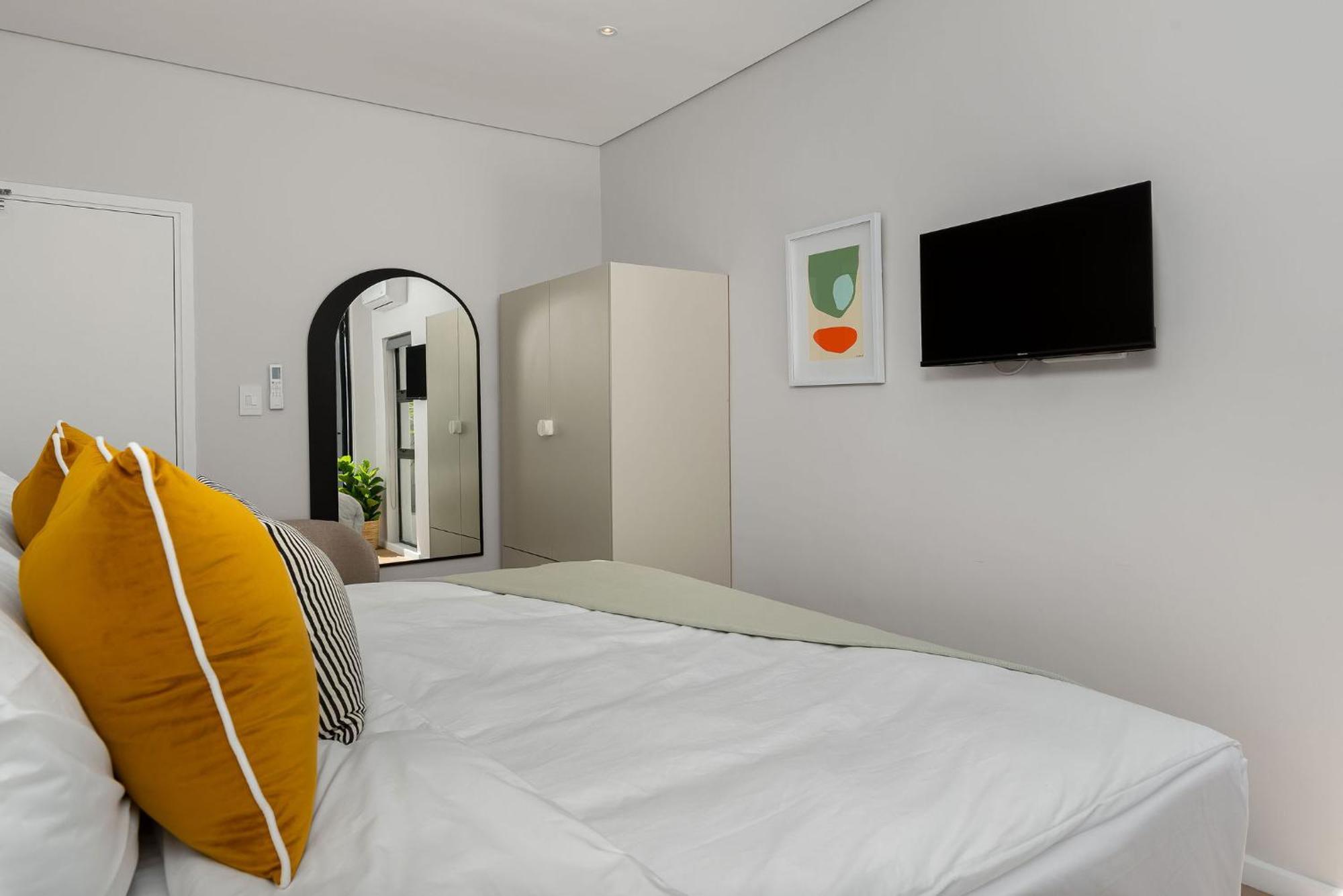 Neighbourgood 1St Crescent Camps Bay Hotel Cape Town Room photo