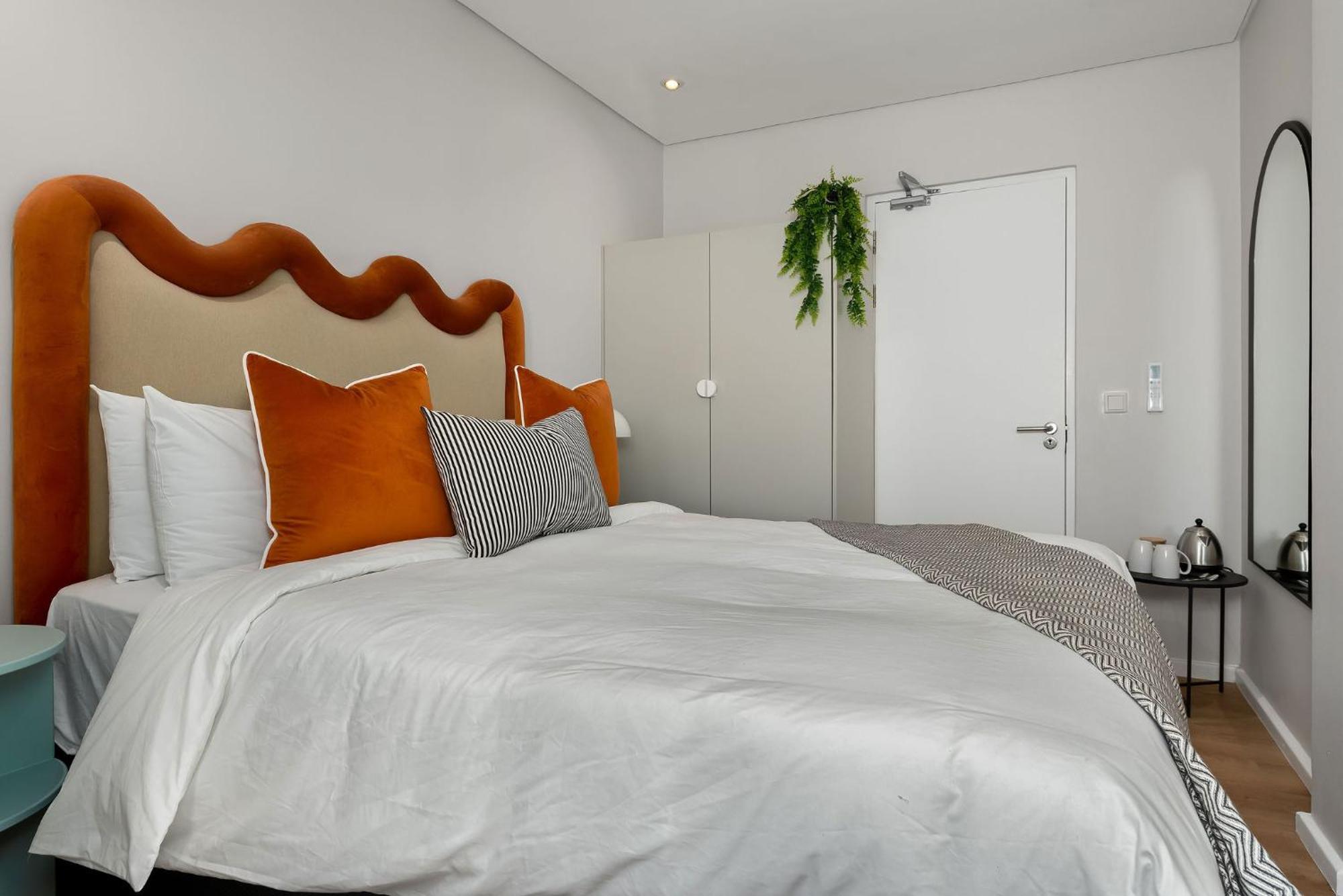Neighbourgood 1St Crescent Camps Bay Hotel Cape Town Room photo