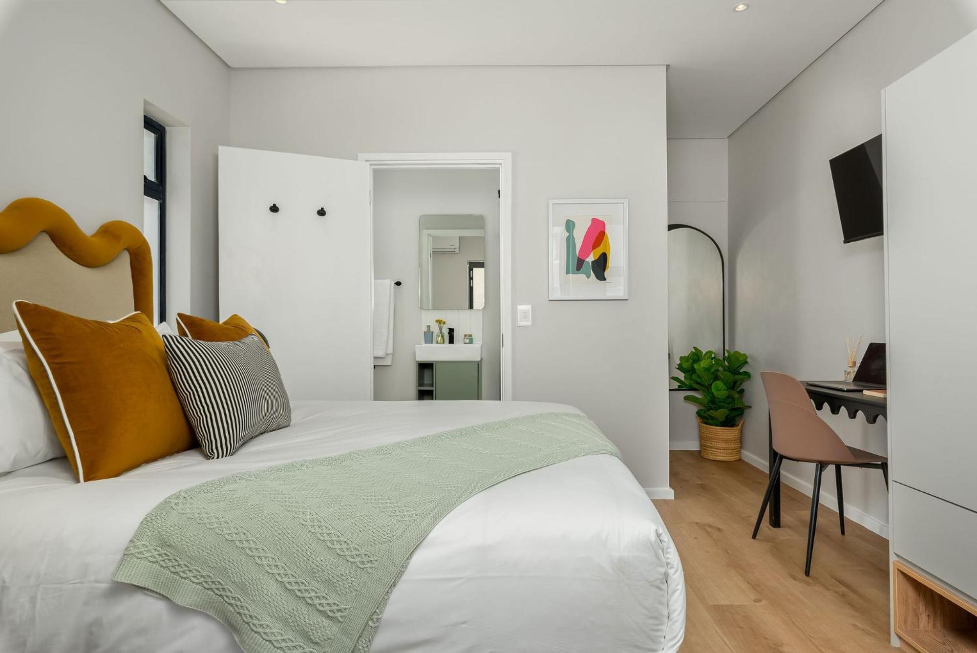 Neighbourgood 1St Crescent Camps Bay Hotel Cape Town Room photo